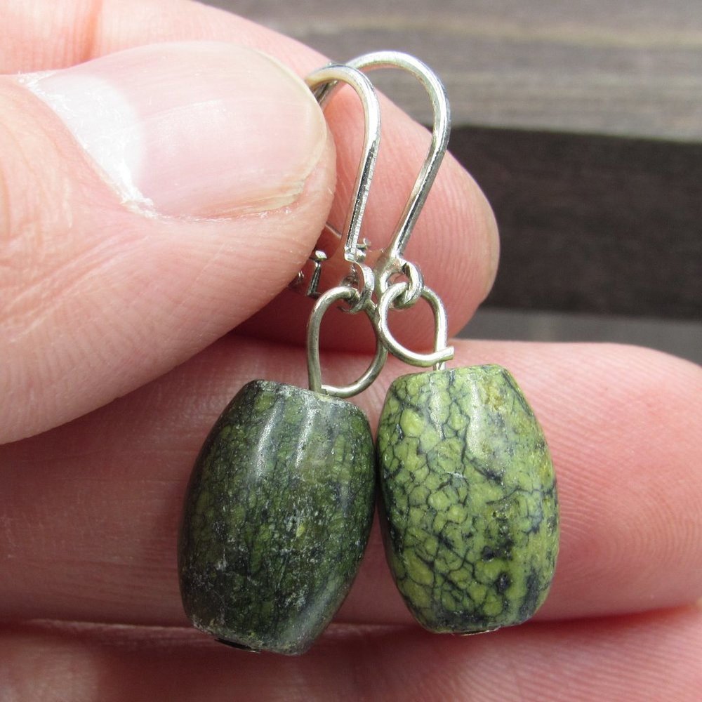 Green Stone Earrings Dangle Earrings Vintage - Picture 1 of 4